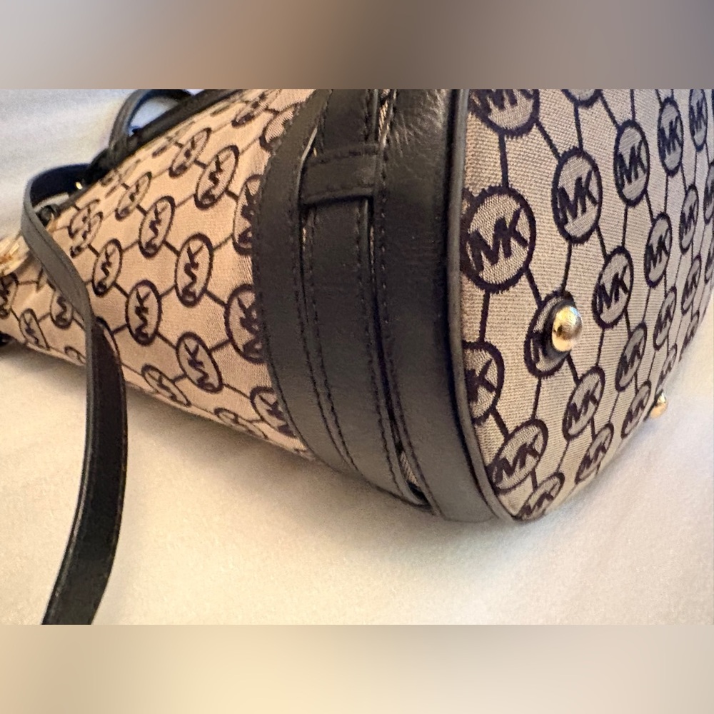 Michael Kors Signature Logo Bucket Tote | Belted Silhouette - Picture 16 of 16